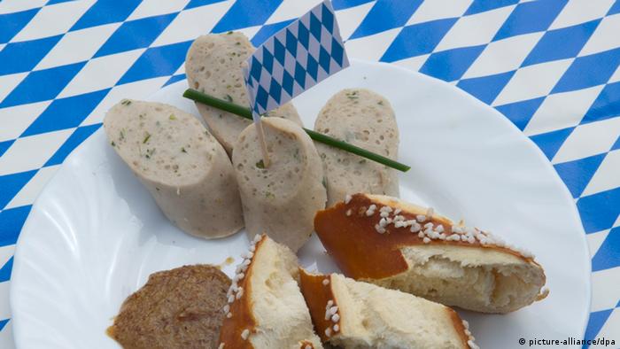 A plate full of white sausage and pretzel in Bavaria (picture-alliance/dpa)
